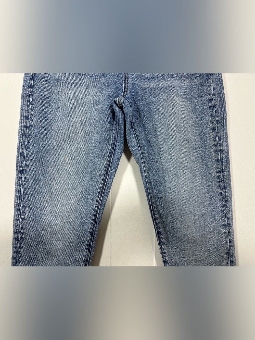 American Eagle Sz 2 Reg Distressed Stretch Mom Jeans Light Blue Denim Stretch - Picture 4 of 16